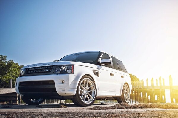 Range Rover-Maschine im Hintergrund des Sonnenuntergangs