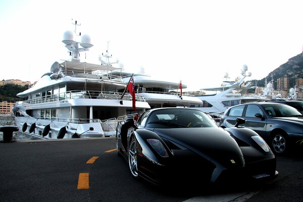 Schwarzer Porsche und teure Yacht Fotografie moderner Stil