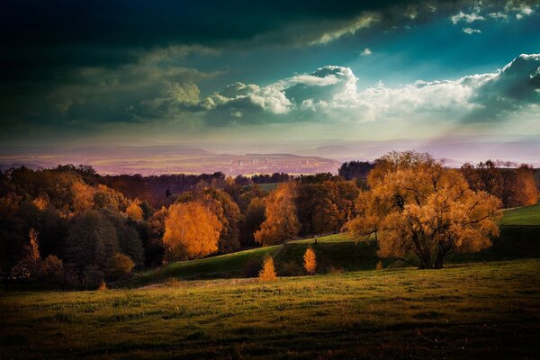 Hermoso campo de otoño antes de la lluvia