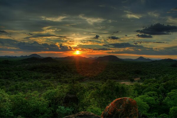 Afrikanischer Sonnenuntergang über dem Wald