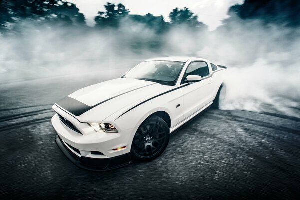 Drift Ford Mustang a tutta velocità nella foresta