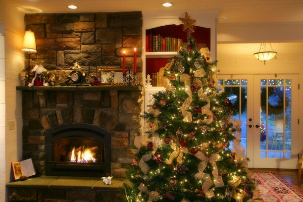 Árbol de Navidad junto a la chimenea en una habitación acogedora