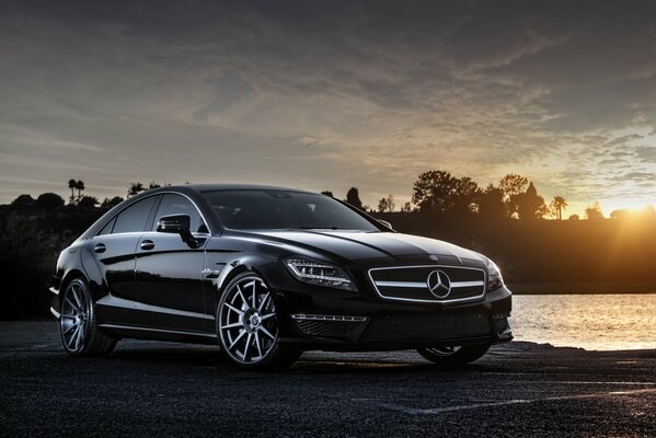 Mercedes Benz sur la promenade du soir