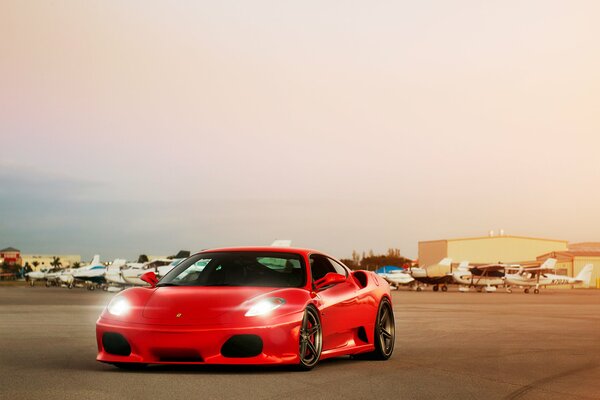 Ferrari f-430 in Rot auf dem Flugplatz Vorderansicht