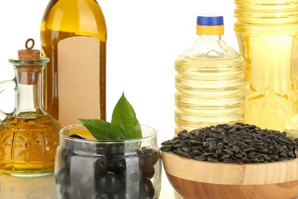 Botellas de aceite semillas y aceitunas