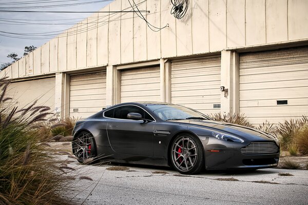 El coche de Aston Martin en el fondo de los garajes