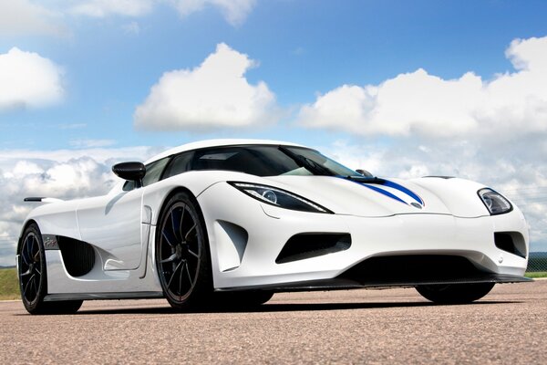 Supercar blanc sur fond de ciel bleu