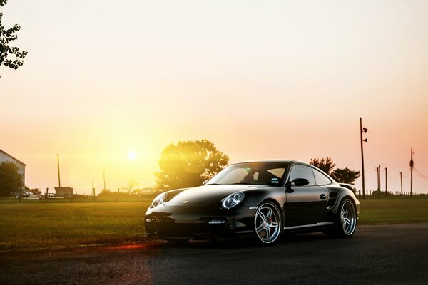 Hermoso coche negro Porsche clásico coche retro