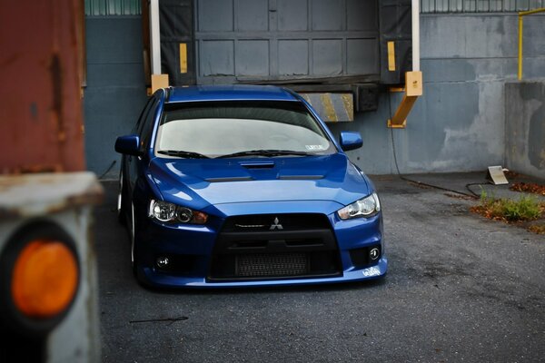 Voiture bleue élégante mitsubishi pour ordinateur de bureau