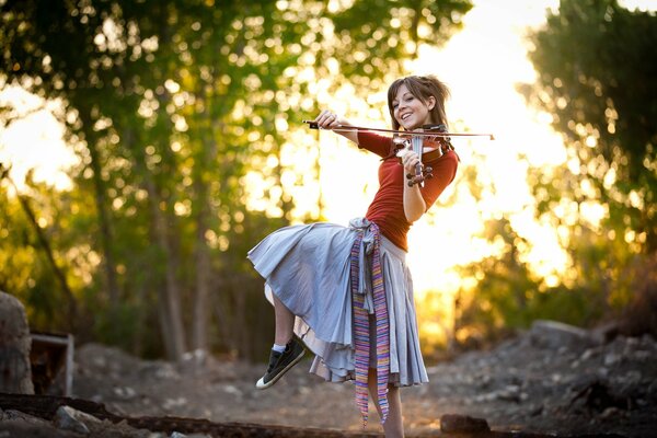 Lindsey Stirling joue du violon