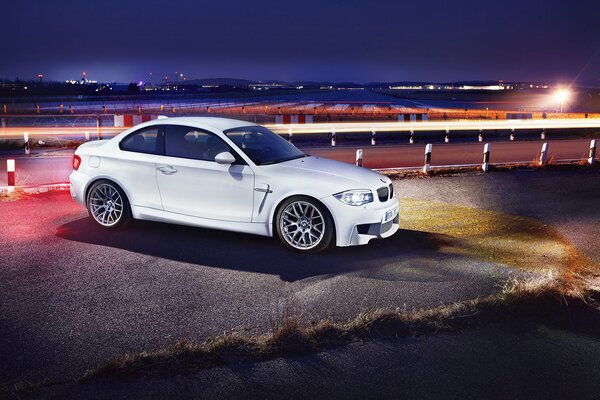 Bmw blanco en el fondo de la noche