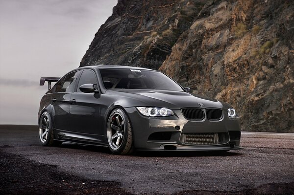 BMW 3er 335i auf einem Felsen Hintergrund