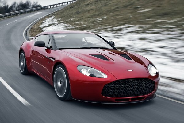 Aston martin en un camino nevado