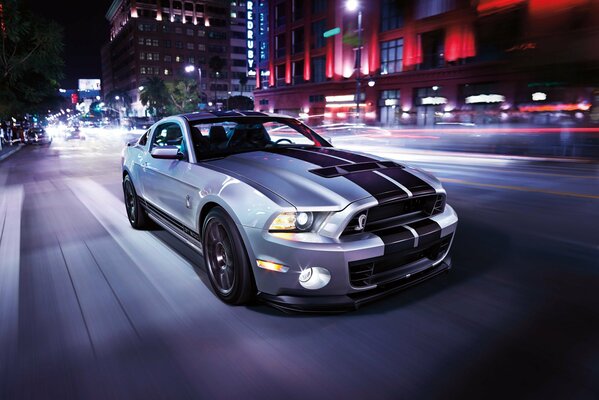 Ford Mustang dans la mégapole de nuit