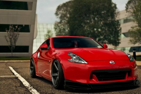 Nissan 370Z tuneado rojo en el estacionamiento