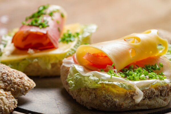 Schmackhafte Schinken- und Käsesandwiches