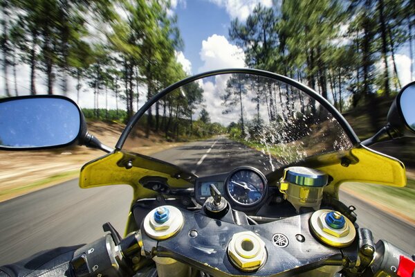 Motorrad fährt mit hoher Geschwindigkeit