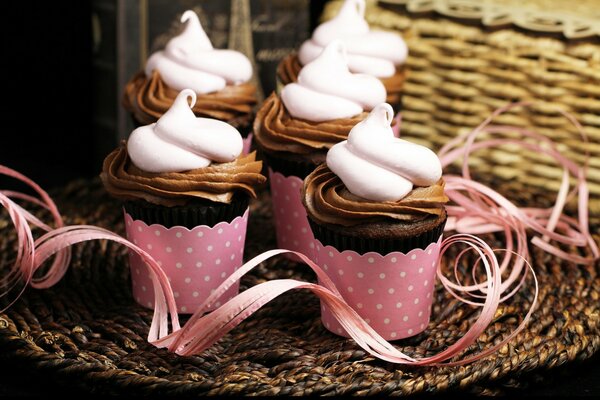 Cupcakes de postre con crema en cestas