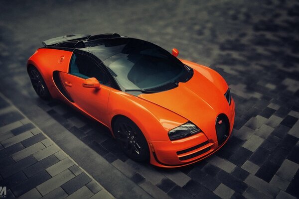 El nuevo Bugatti Veyron naranja se encuentra en la carretera