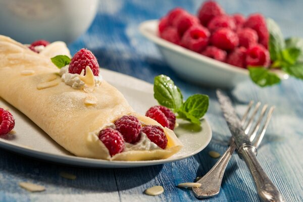 Dessert mit Himbeeren auf einem Teller