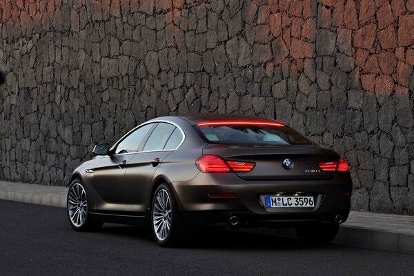 Bmw 2013 на фоне каменной стены