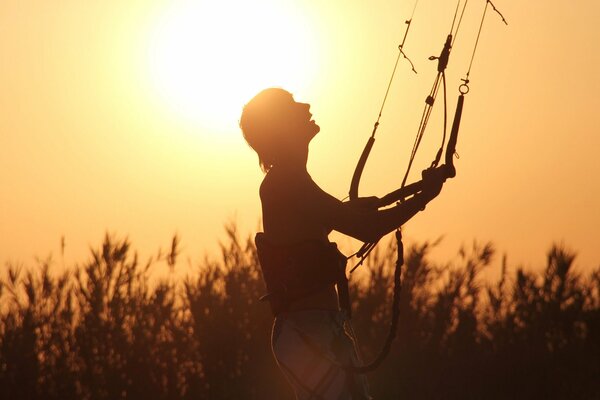 Guy avec un parachute au coucher du soleil