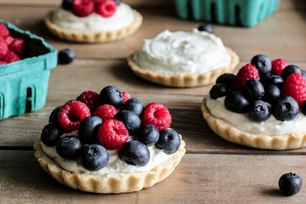 Blaubeeren auf Törtchen mit Himbeeren