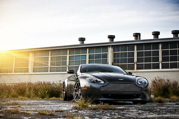 Aston Martin si svolge nel cortile della fabbrica