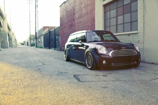 Mini cooper negro estacionado