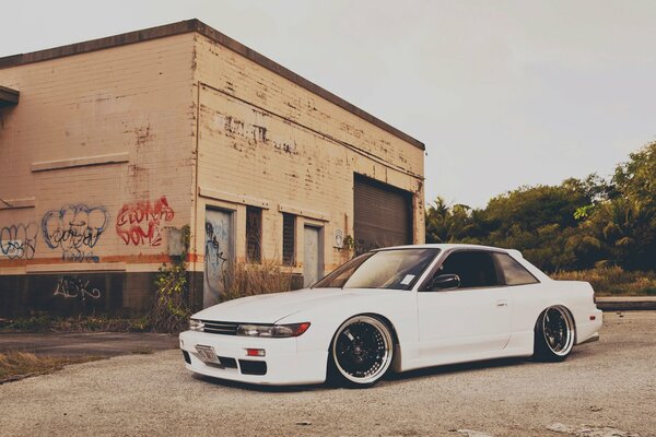 Coche blanco Nissan Silvia