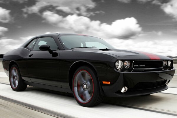 Hermoso Dodge Challenger muscle Car contra el cielo y las nubes