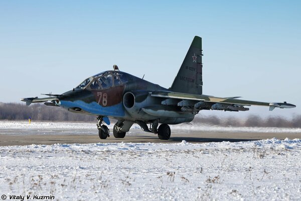 Avión de ataque su-25 en la pista