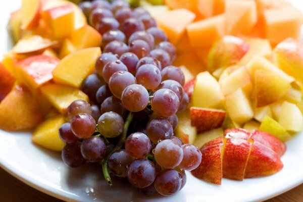 Tranchage de fruits sur une plaque blanche