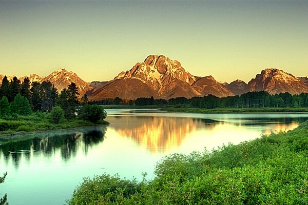 El paisaje es impresionante con la montaña