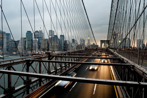 Pont de New York ce soir. Lumières des machines