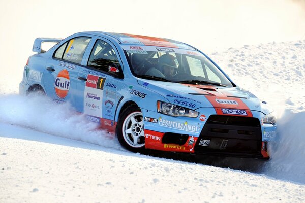 Rallye-Mitsubishi evolushn in einer Kurve im Schnee