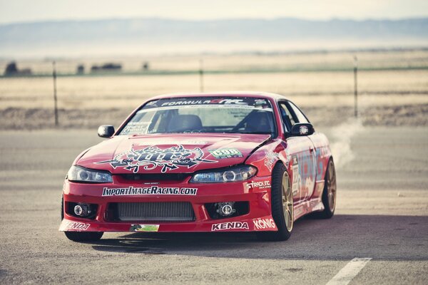 Nissan Silvia s15 rot in rallye-Aufklebern