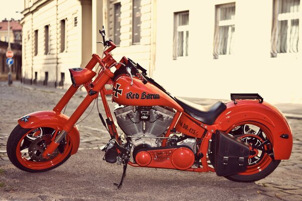 Red baron moto rossa sulla vecchia strada