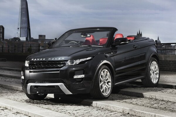 Graues evoque Cabrio auf Stufen