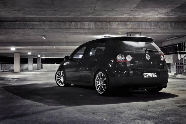 Auto wolksfagen nel parcheggio in garage