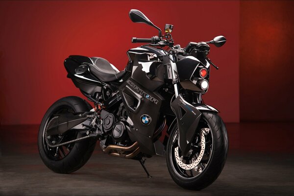 Moto BMW sur fond rouge foncé