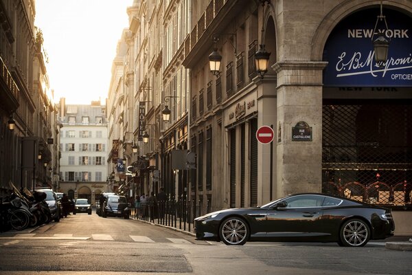 Elegante Aston Martin en el fondo de la calle y el edificio