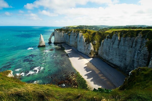 Plage sur l océan près des falaises abruptes