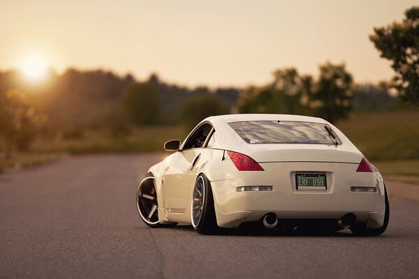 Nissan potente 350z di colore Bianco sta sulla strada