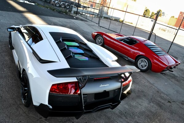 Duelo entre el Lamborghini Murcielago blanco y el LP670-4 SV rojo