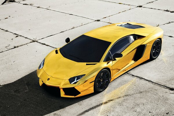 Goldener Lamborghini Avendator LP700-4 Tuning