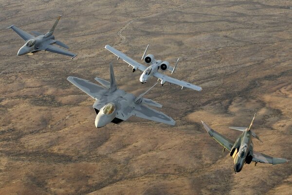 Formazione di caccia americani in volo