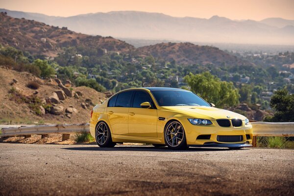 BMW amarillo en el fondo de las colinas