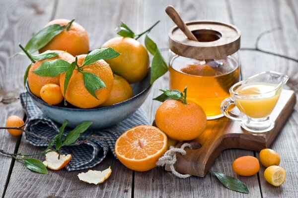 Mandarines avec délicieux miel et thé