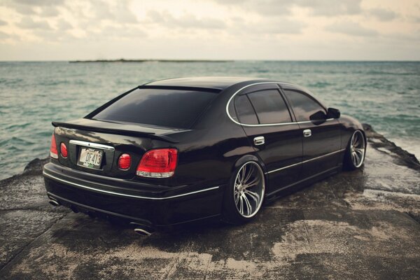 Voiture noire au bord de la mer